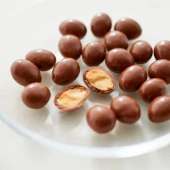 Amandes enrobées de chocolat au lait