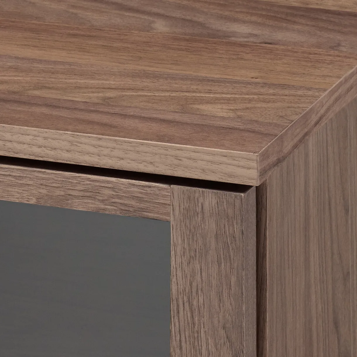 Armoire en noyer avec portes en verre