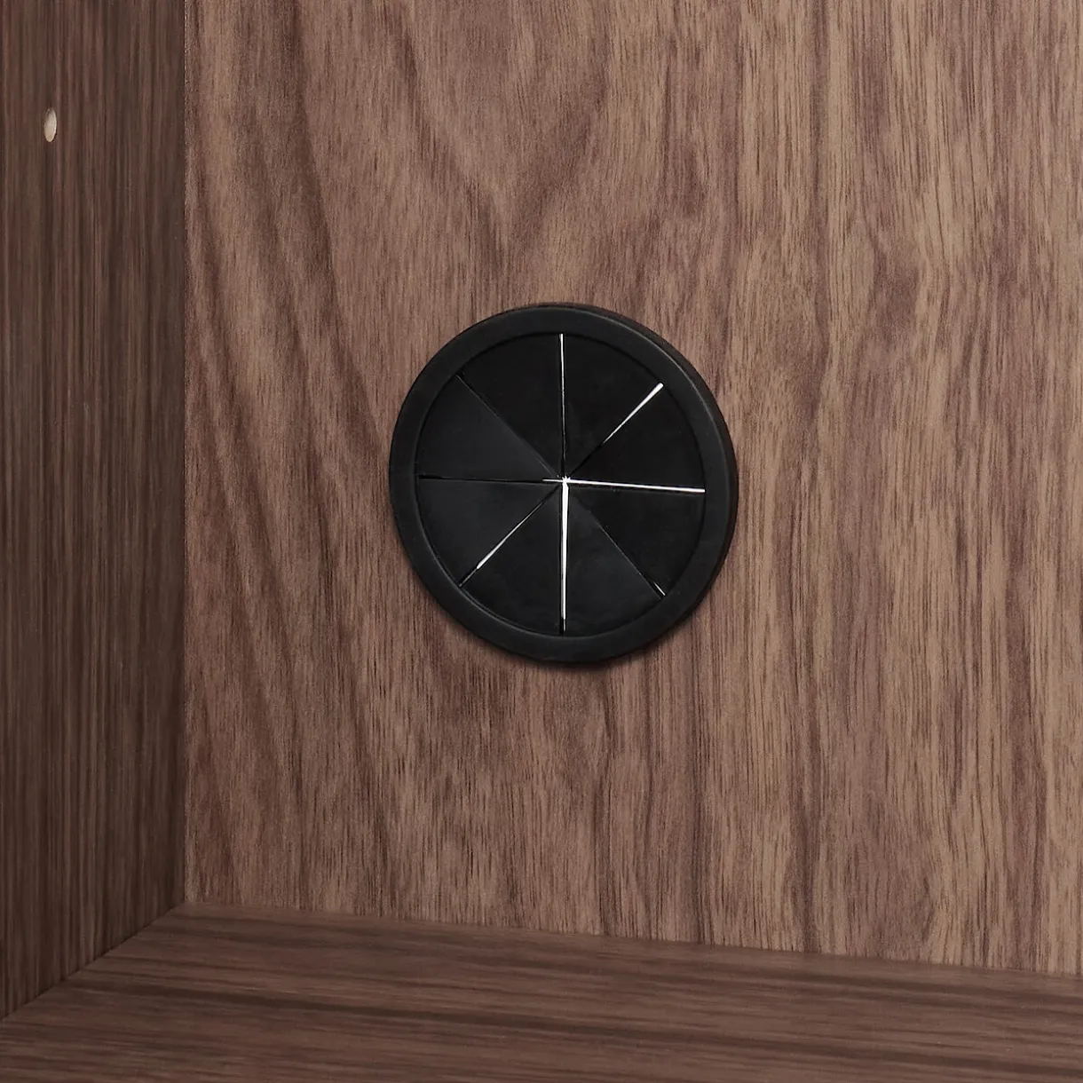 Armoire en noyer avec portes en verre