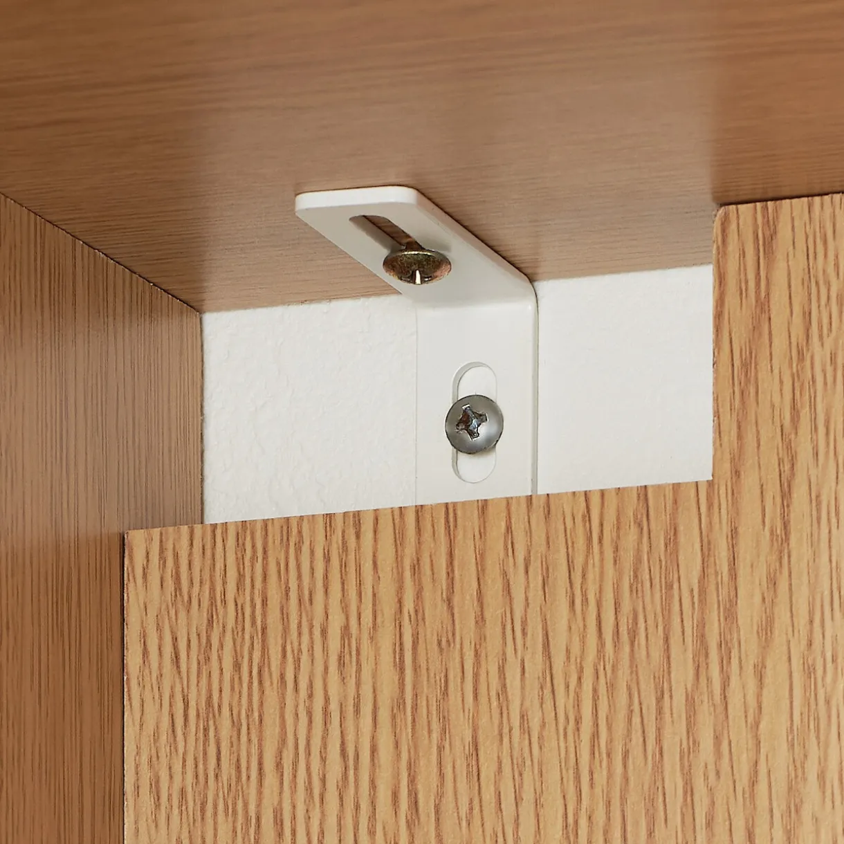 Armoire en noyer avec portes en verre