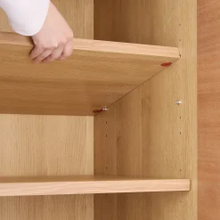 Armoire en noyer avec tiroirs