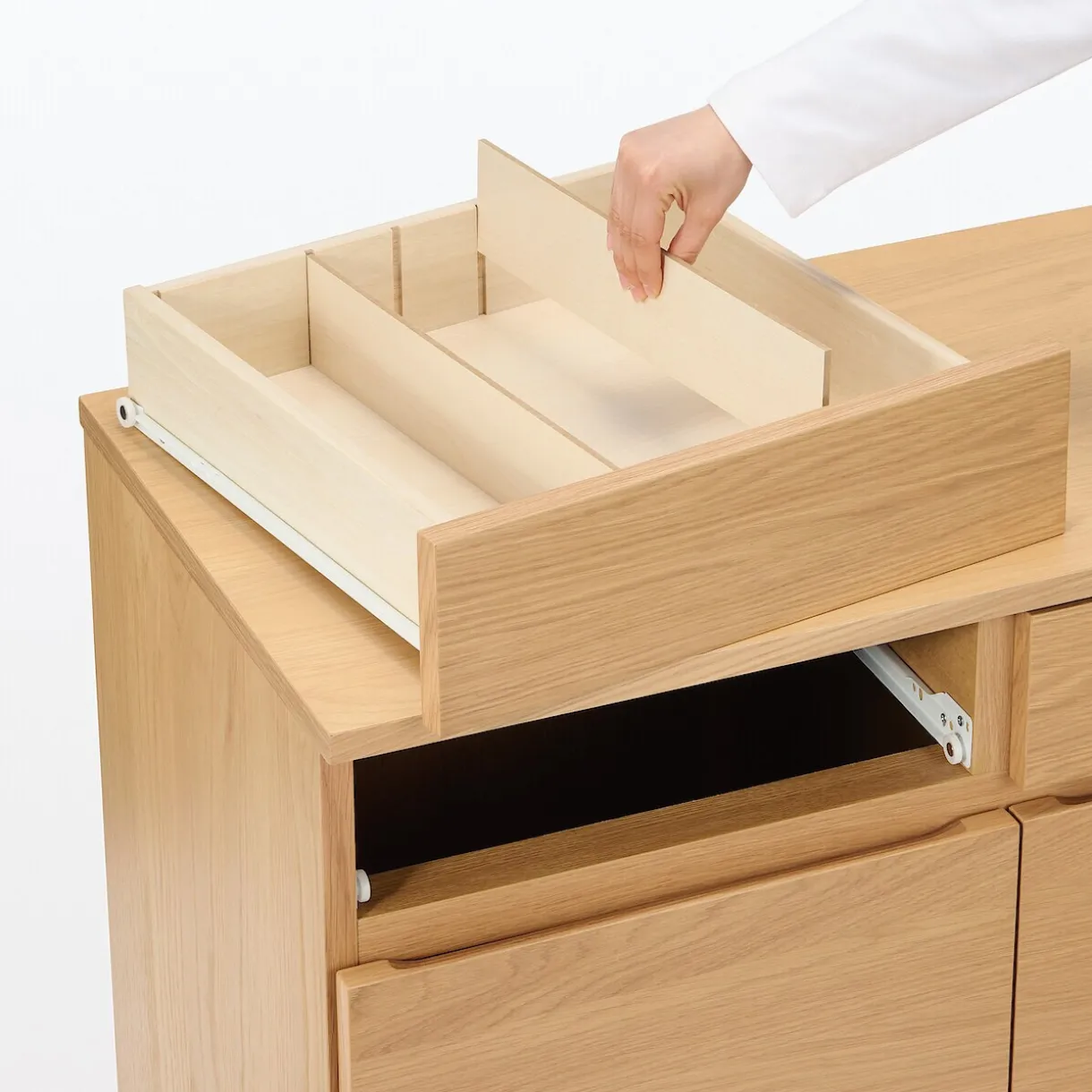 Armoire en noyer avec tiroirs