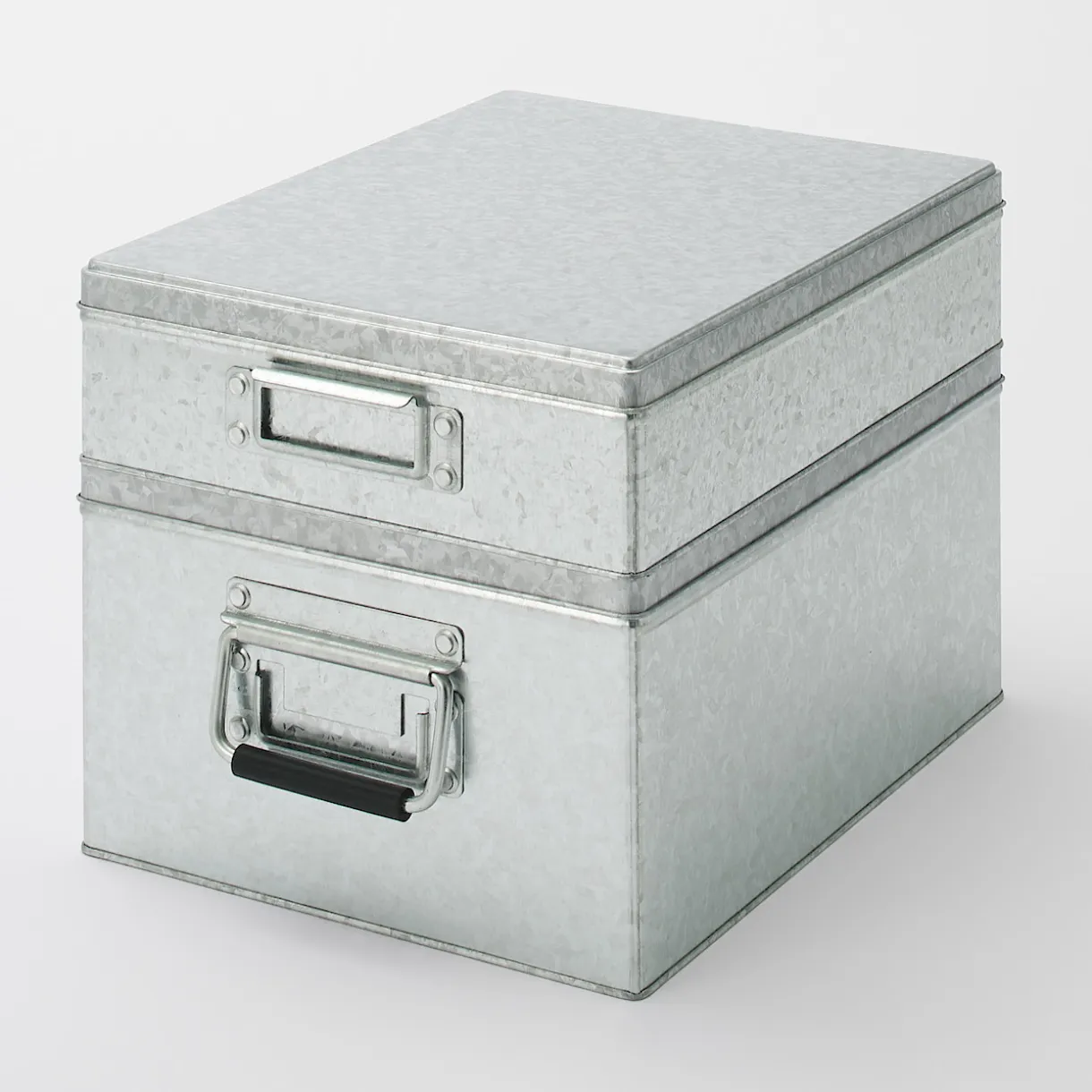 Boîte en fer blanc