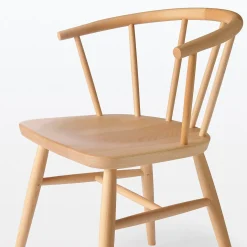 Chaise en hêtre massif à pieds arrondis et accoudoirs