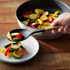 Cuchara de cocina de silicona con mango de madera