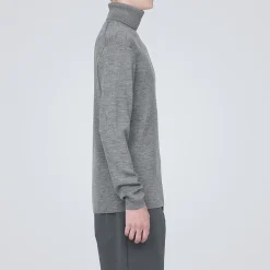 Pull en laine côtelée col roulé homme