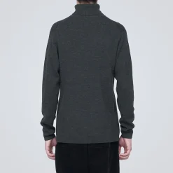 Pull en laine côtelée col roulé homme