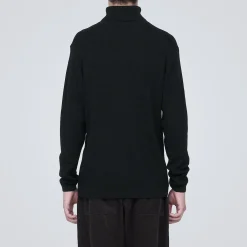 Pull en laine côtelée col roulé homme