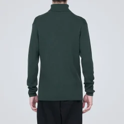 Pull en laine côtelée col roulé homme