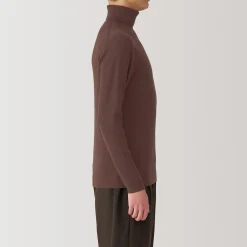 Pull en laine côtelée col roulé homme