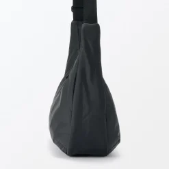 Sac à bandoulière rembourré et déperlant en nylon recyclé