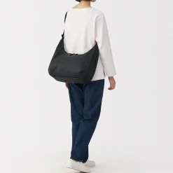 Sac à bandoulière rembourré et déperlant en nylon recyclé