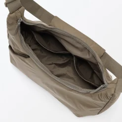 Sac à bandoulière rembourré et déperlant en nylon recyclé