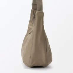 Sac à bandoulière rembourré et déperlant en nylon recyclé