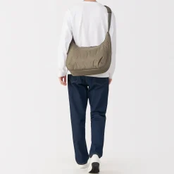 Sac à bandoulière rembourré et déperlant en nylon recyclé