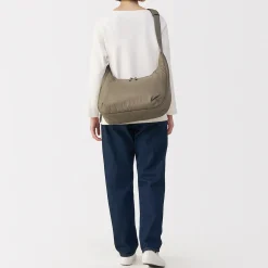 Sac à bandoulière rembourré et déperlant en nylon recyclé