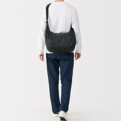 Sac à bandoulière rembourré et déperlant en nylon recyclé