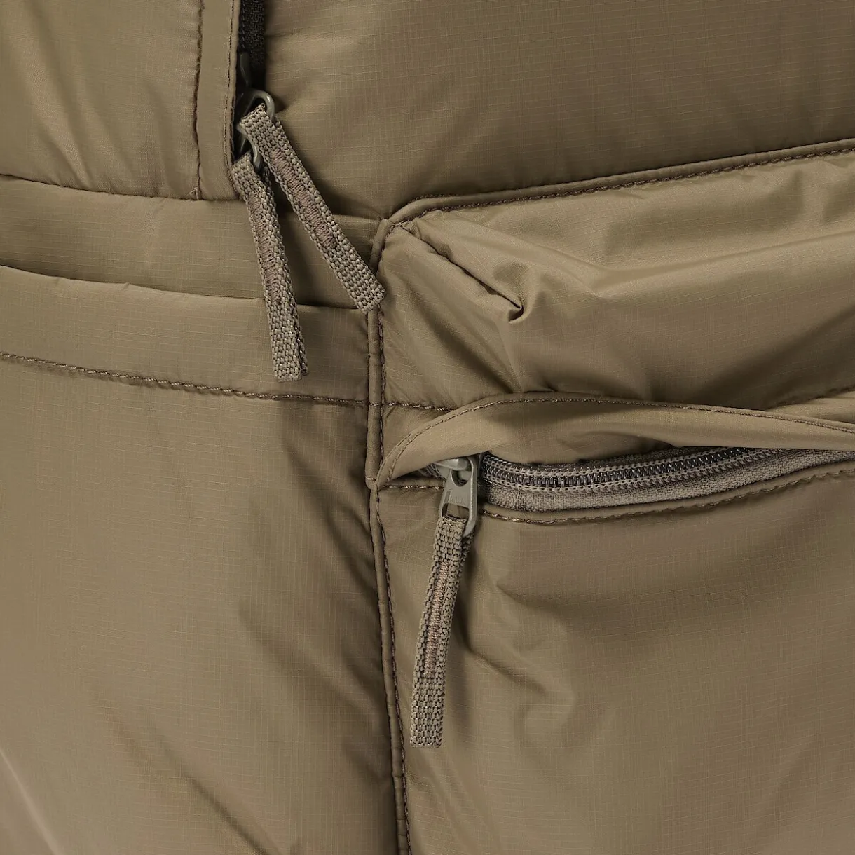 Sac à dos rembourré et déperlant en nylon recyclé