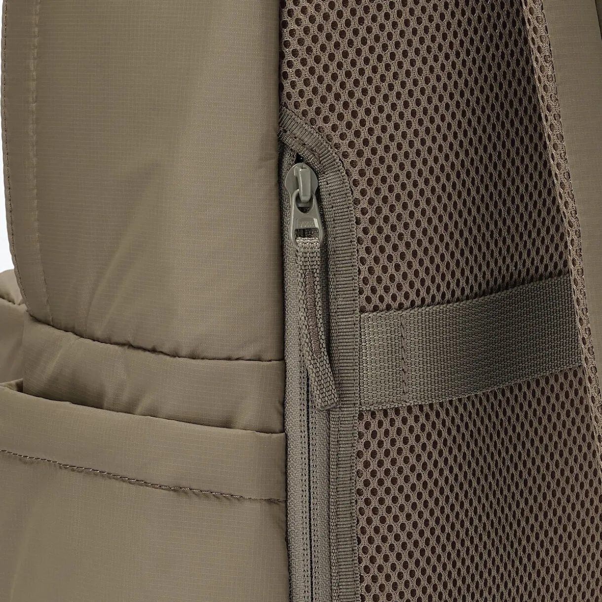 Sac à dos rembourré et déperlant en nylon recyclé