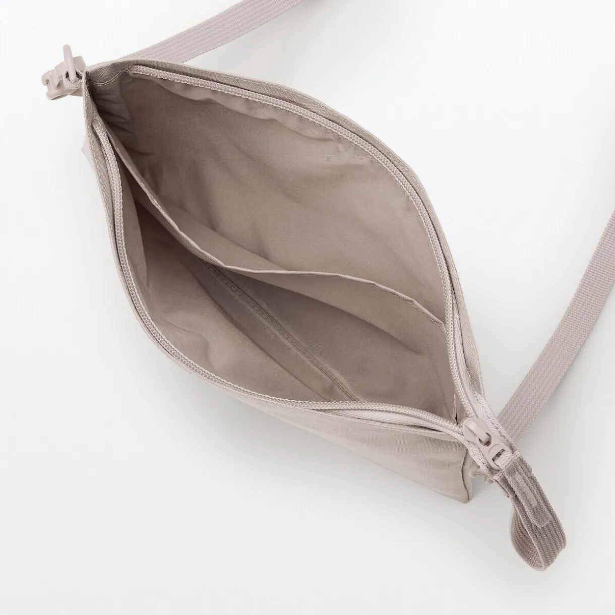 Sacoche à bandoulière déperlante détachable.