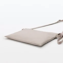 Sacoche à bandoulière déperlante détachable.