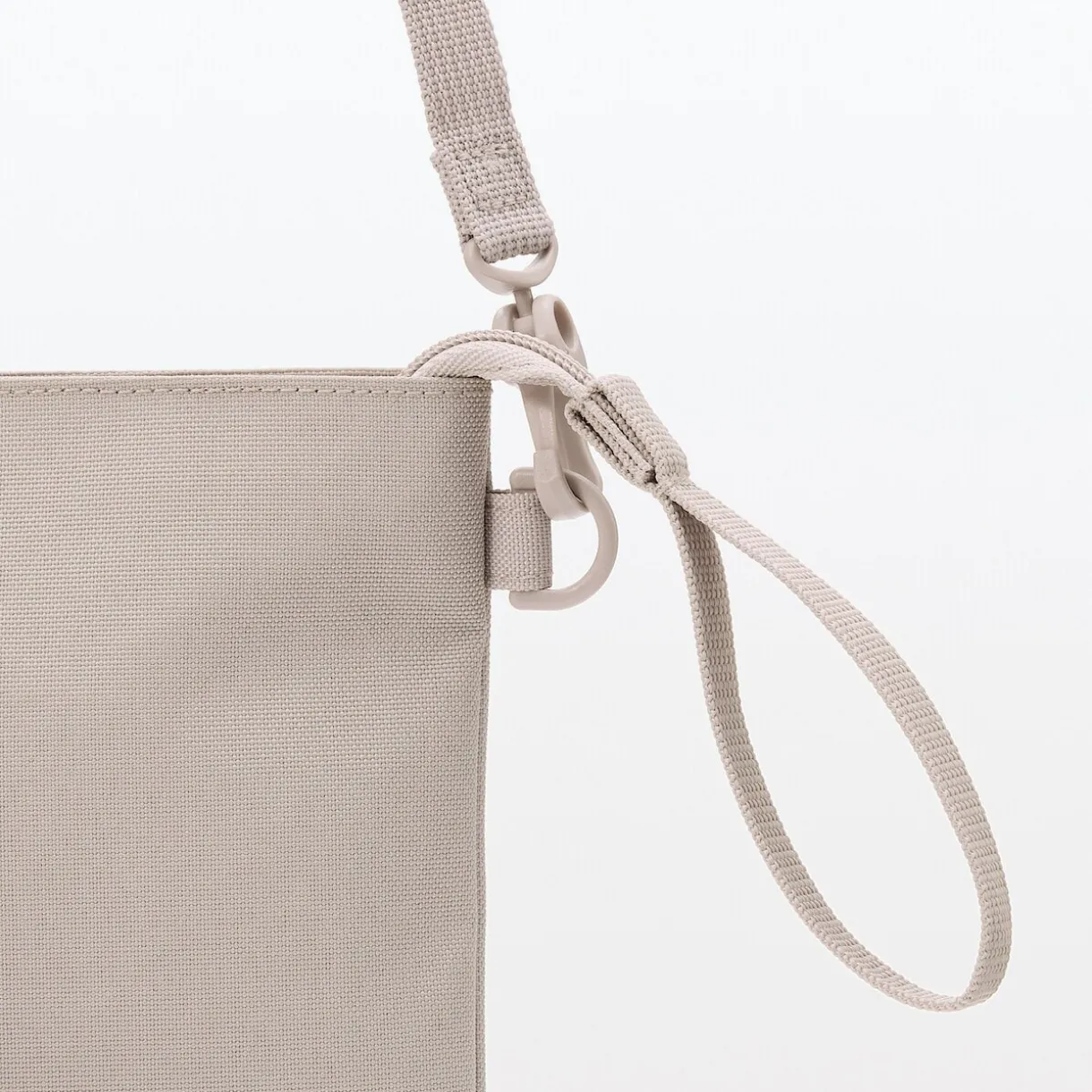 Sacoche à bandoulière déperlante détachable.