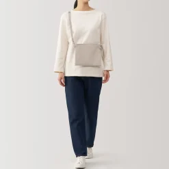 Sacoche à bandoulière déperlante détachable.