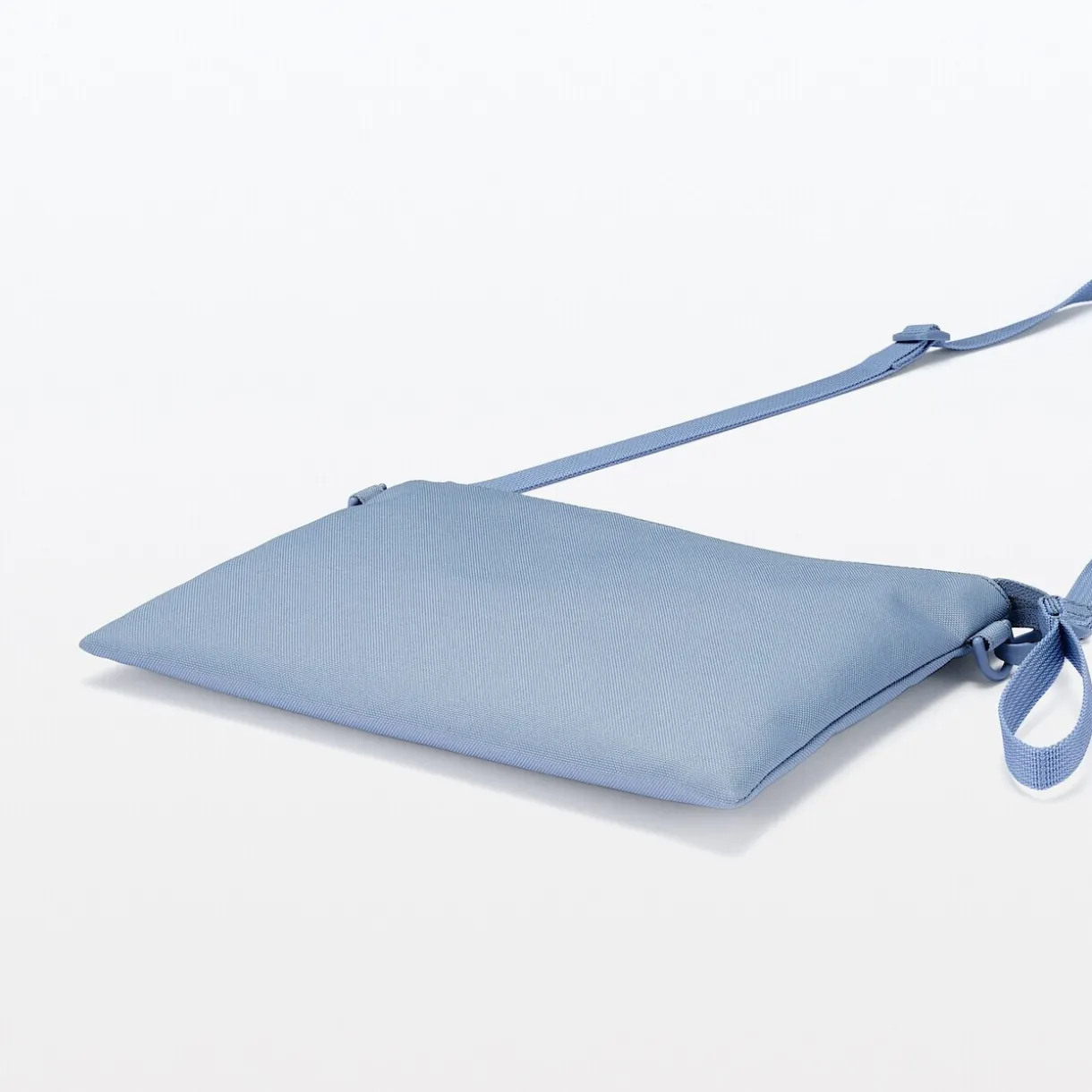 Sacoche à bandoulière déperlante détachable.