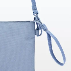 Sacoche à bandoulière déperlante détachable.