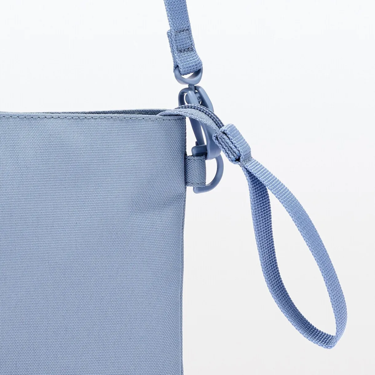 Sacoche à bandoulière déperlante détachable.