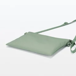 Sacoche à bandoulière déperlante détachable.