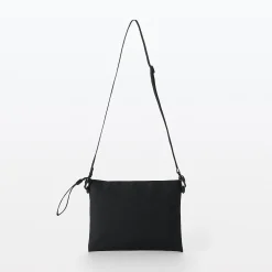 Sacoche à bandoulière déperlante détachable.
