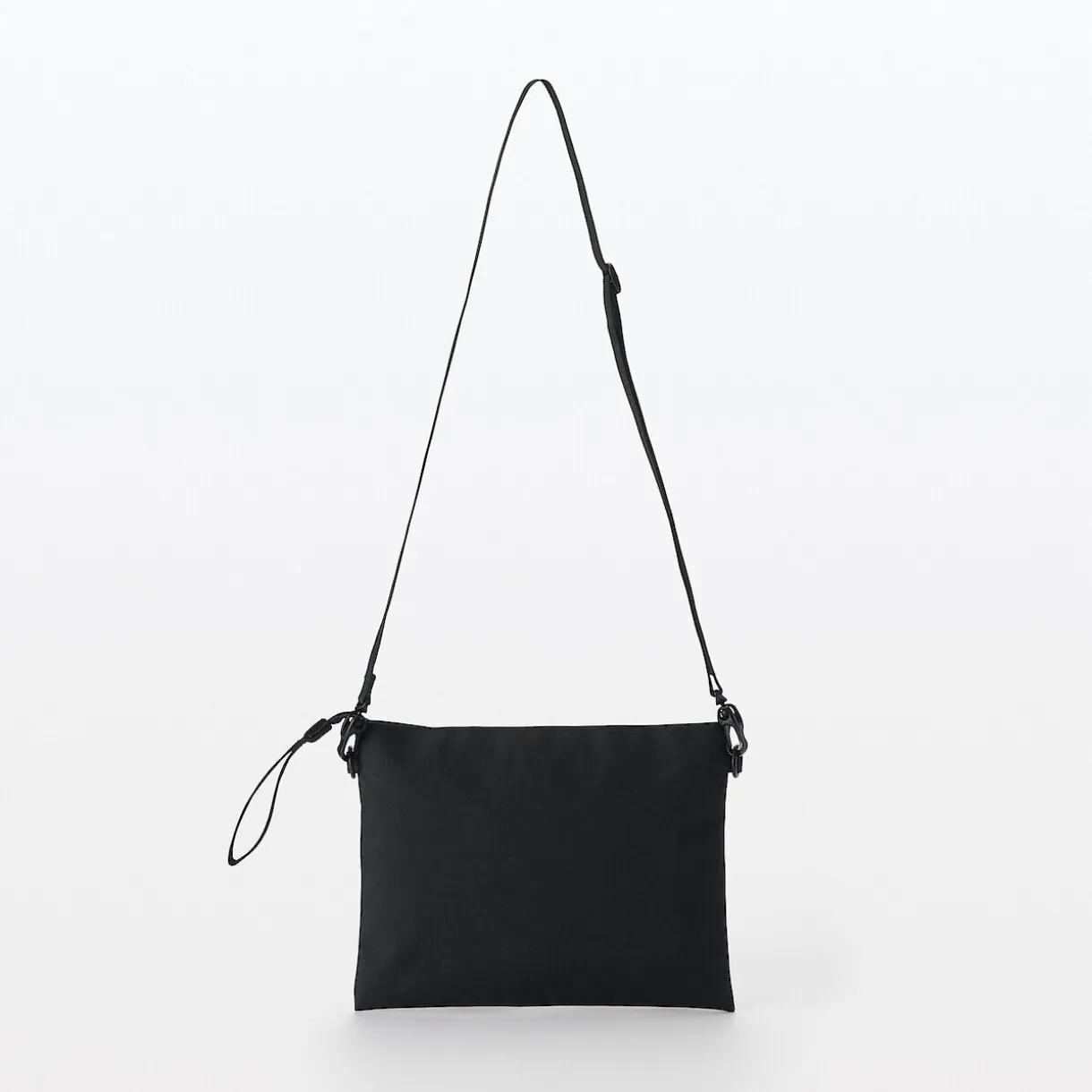 Sacoche à bandoulière déperlante détachable.