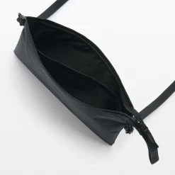 Sacoche à bandoulière déperlante détachable.