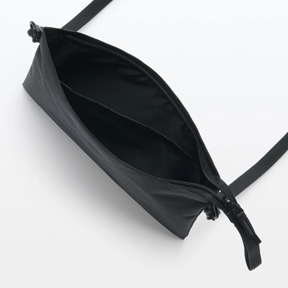 Sacoche à bandoulière déperlante détachable.