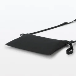 Sacoche à bandoulière déperlante détachable.