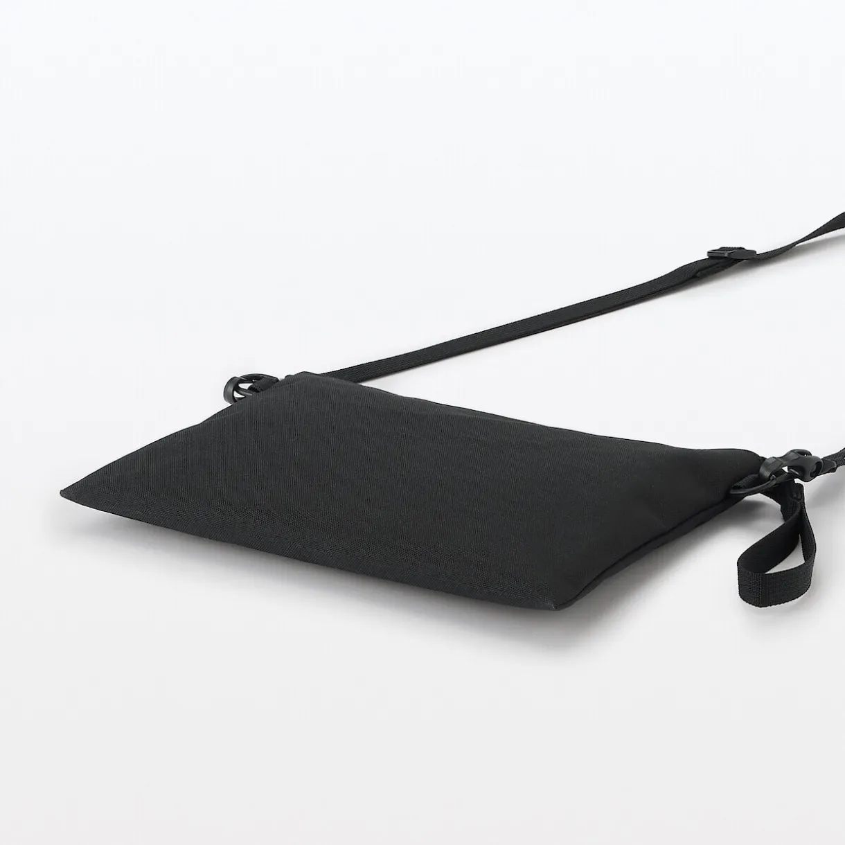 Sacoche à bandoulière déperlante détachable.