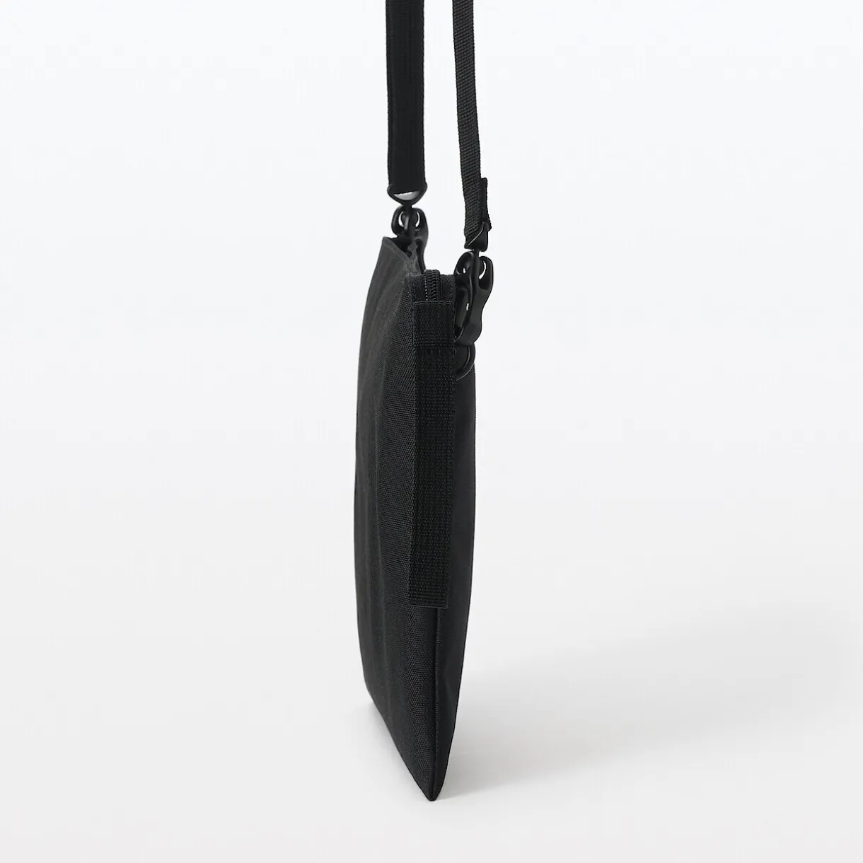 Sacoche à bandoulière déperlante détachable.