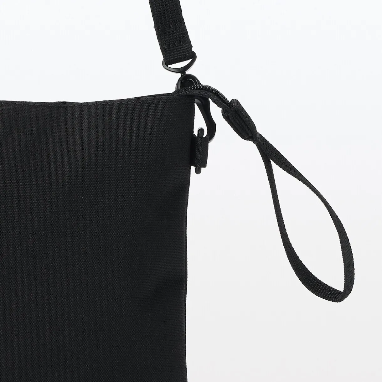 Sacoche à bandoulière déperlante détachable.