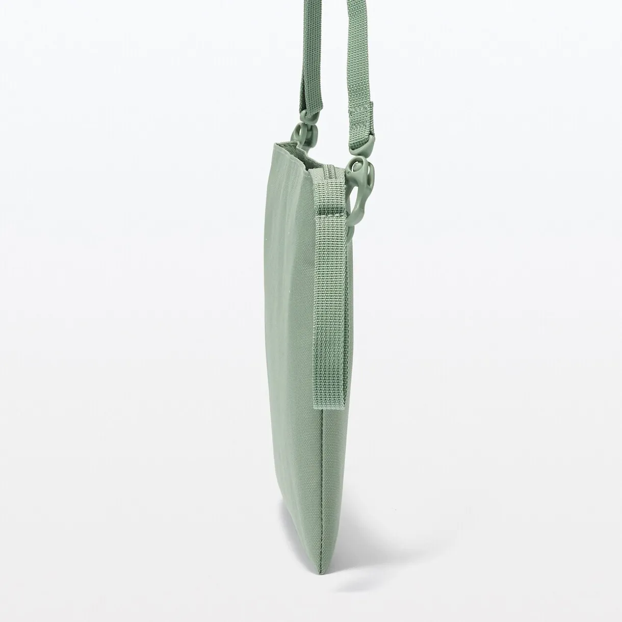 Sacoche à bandoulière déperlante détachable.