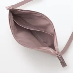 Sacoche à bandoulière déperlante détachable.