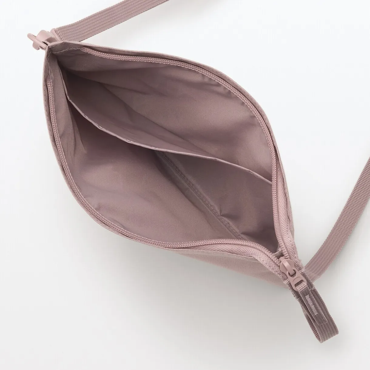 Sacoche à bandoulière déperlante détachable.