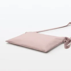 Sacoche à bandoulière déperlante détachable.