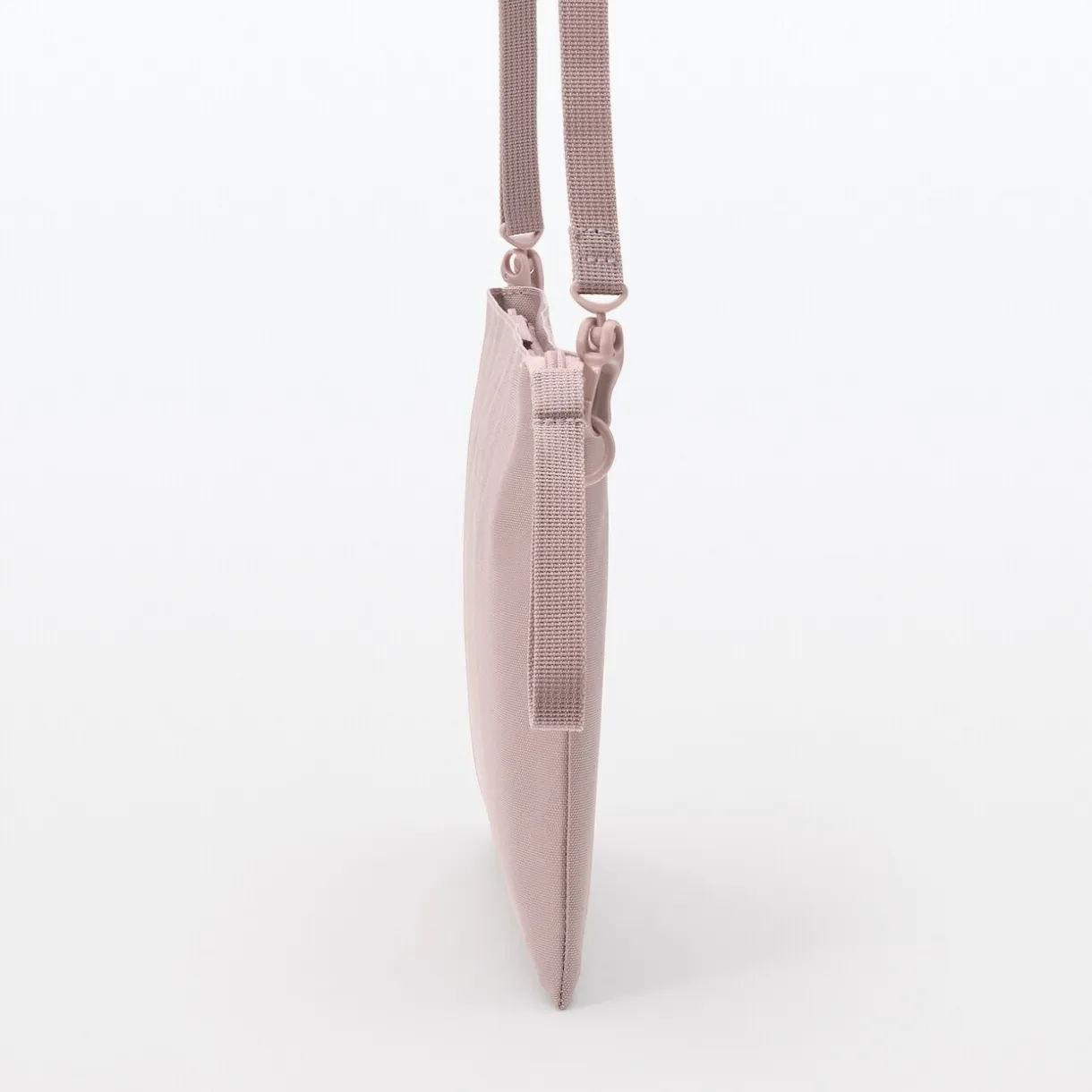 Sacoche à bandoulière déperlante détachable.