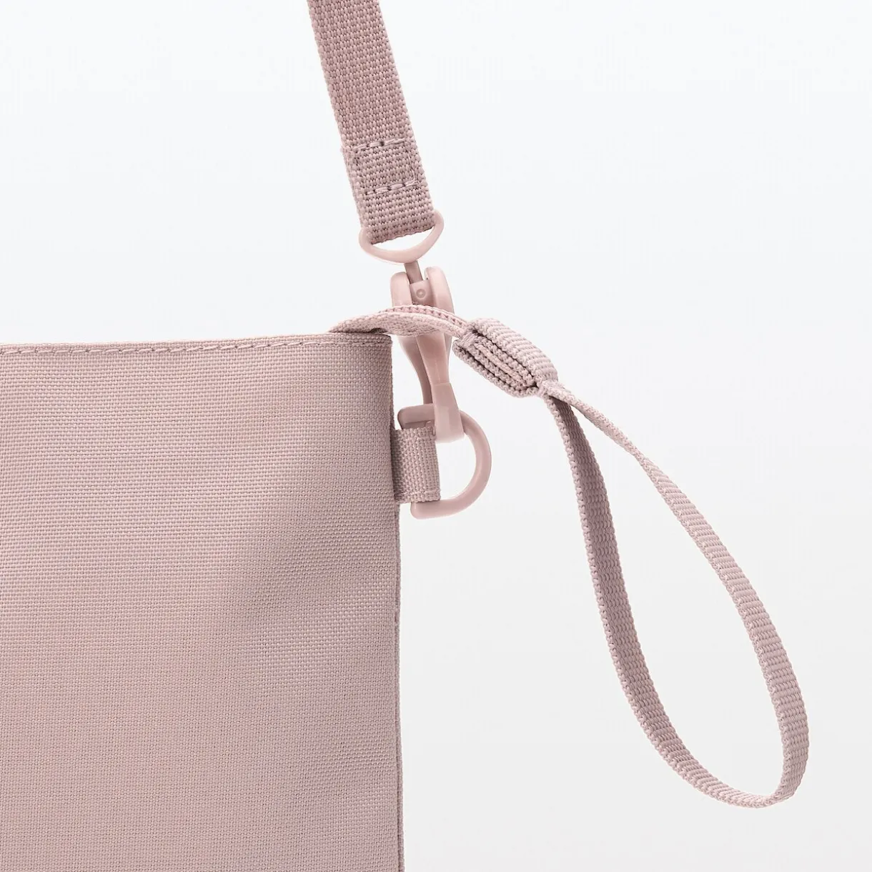 Sacoche à bandoulière déperlante détachable.