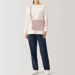 Sacoche à bandoulière déperlante détachable.