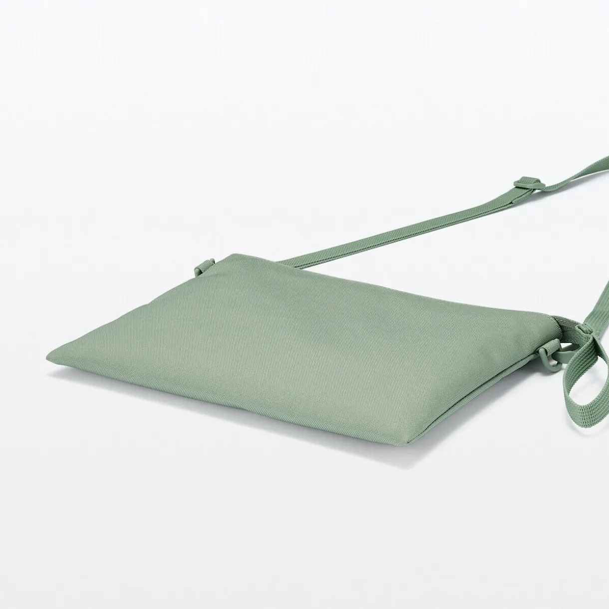 Sacoche à bandoulière déperlante détachable.