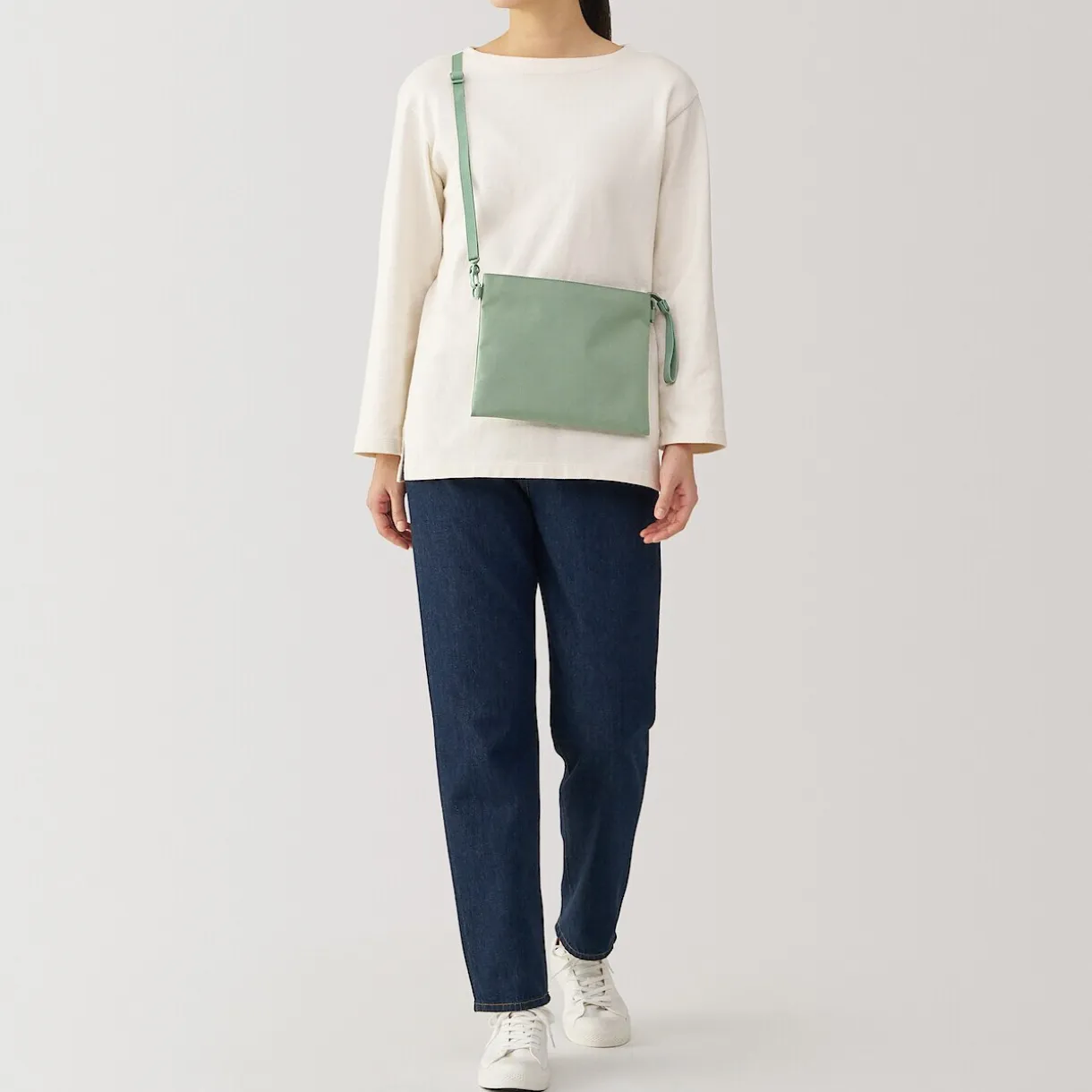 Sacoche à bandoulière déperlante détachable.