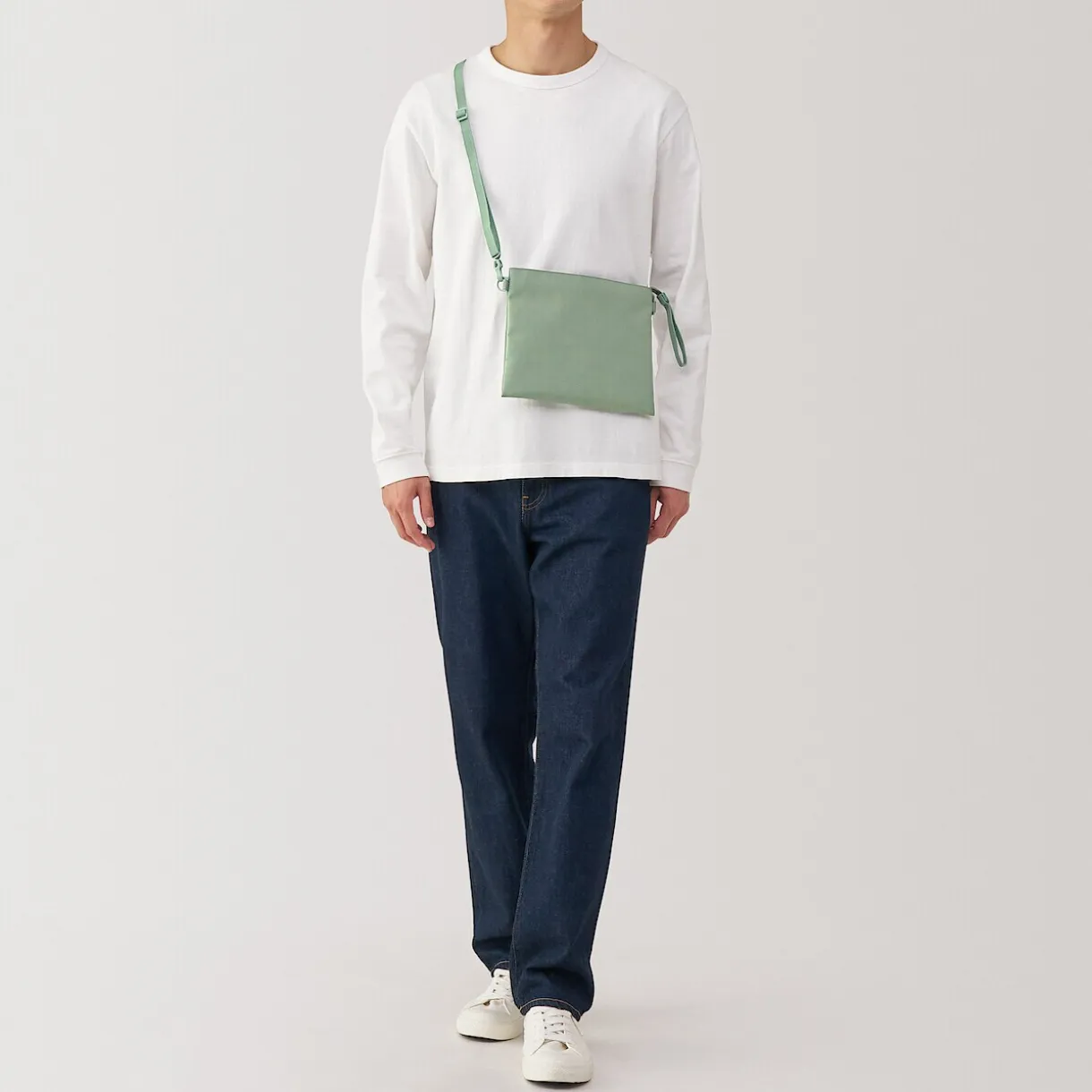 Sacoche à bandoulière déperlante détachable.