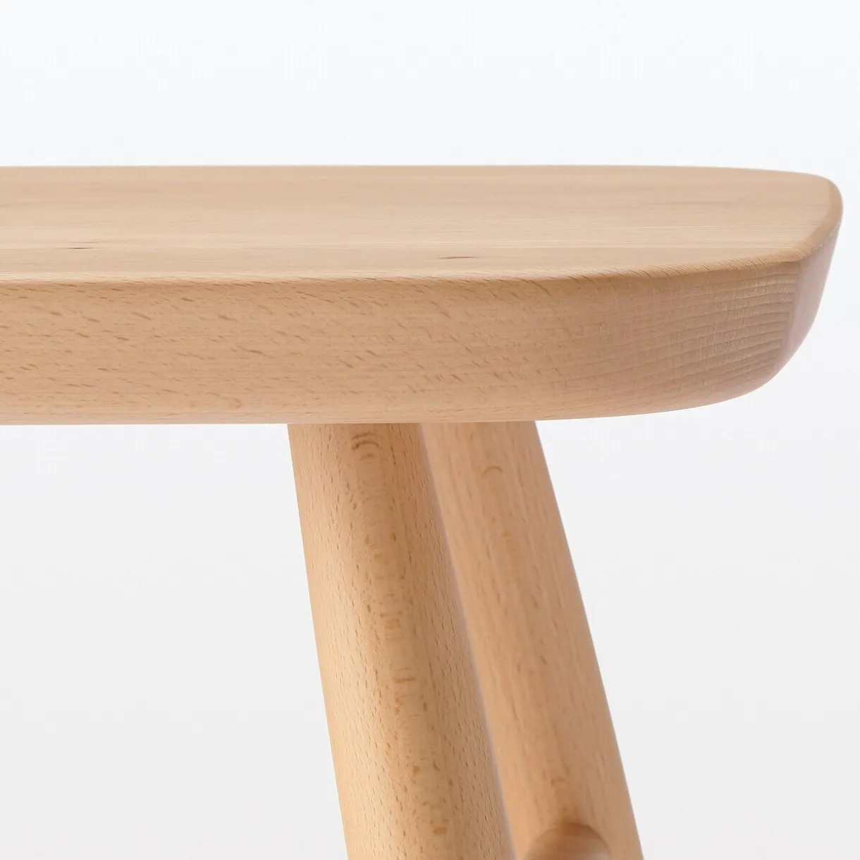 Tabouret en être massif à pieds arrondis